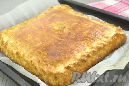 Отправляем противень с пирогом с фаршем в разогретую до 180 градусов духовку. Выпекаем минут 40-45 (слоёное дрожжевое тесто должно покрыться яркой румяной корочкой).