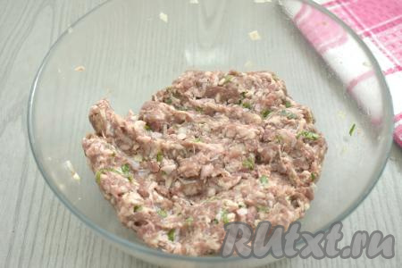 Тщательно перемешиваем фарш и начинка для пирога из слоёного дрожжевого теста готова.