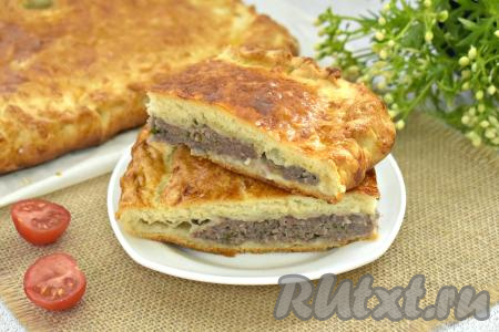 Аппетитный, сытный, вкусный, пирог с фаршем, приготовленный из слоёного дрожжевого теста, достаём из духовки, даём немного остыть, а после этого его можно нарезать на части и подавать к столу.