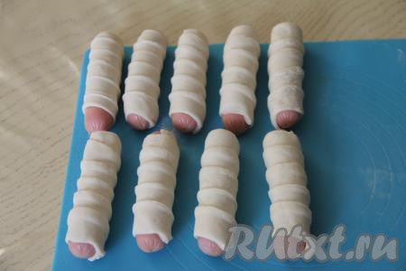 Вот такие 8 заготовок сосисок в слоёном тесте у меня получились.