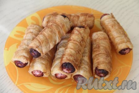 Слоёное тесто должно хорошо подрумяниться, приобрести золотистый оттенок. Готовые сосиски выложить на бумажные салфетки, чтобы удалить излишки масла. 