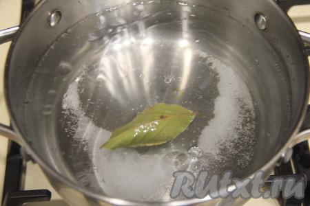 Для получения маринада для вешенок нужно в кастрюлю влить 1 литр воды, добавить соль, лавровый лист и 50 миллилитров уксуса, перемешать. Довести маринад на достаточно сильном огне до кипения.