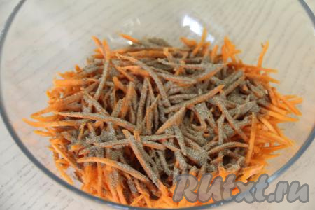 Пока вешенки варятся, займёмся морковью. Морковку нужно натереть на тёрке для корейской моркови (если нет такой тёрки, можно натереть на обычной крупной тёрке) в глубокую миску, добавить специи для корейской моркови, влить растительное масло и 1 столовую ложку уксуса, тщательно перемешать.&nbsp;