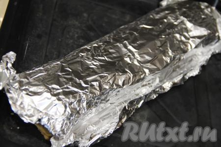 Рулет из лаваша с начинкой из курицы и сыра накрыть листом фольги, поставить противень в разогретую до 180 градусов духовку минут на 20.