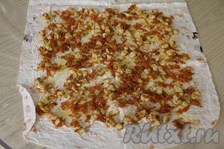 Поверх лаваша, смазанного майонезом, равномерно распределить жареное куриное филе с морковкой и луком.&nbsp;