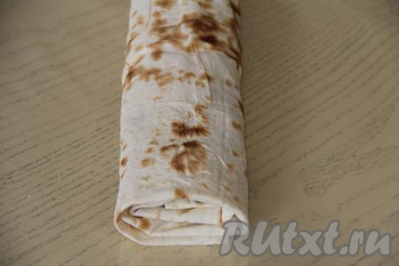 Готовый рулет переложить на противень.&nbsp;