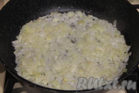 Прогреть растительное масло в сковороде, выложить мелко нарезанную луковицу, обжарить на среднем огне, время от времени перемешивая, в течение 4-5 минут (до прозрачности лука).&nbsp;