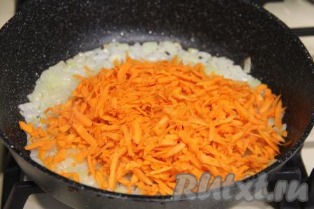 К обжаренному луку добавить морковку, натёртую на крупной тёрке, перемешать.&nbsp;