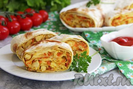 Вкусный, аппетитный рулет из лаваша с начинкой из мяса курицы и сыра, запечённый в духовке, можно подавать к столу и тёплым, и остывшим.
