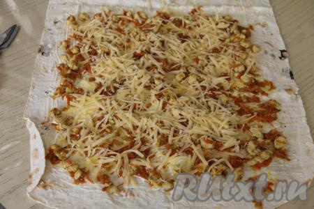 Поверх мяса с овощами равномерно распределить сыр, натёртый на крупной тёрке.