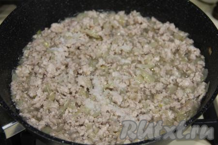 Обжарить фарш с луком в течение 10-15 минут, достаточно часто разбивая комочки мяса. В конце жарки посолить фарш по вкусу, прогреть 1-2 минуты, убрать с огня, дать остыть.