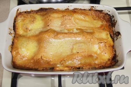 Готовую лазанью достать из духовки, убрать фольгу.