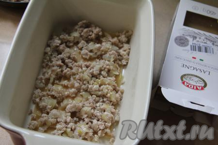 На листы для лазаньи выложить 2-3 столовых ложки фарша.