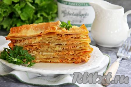 Нежную, аппетитную, вкусную лазанью, приготовленную с фаршем и соусом из рикотты, нарезать на кусочки и в горячем виде подать к столу.