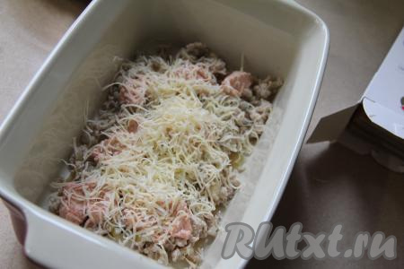 Затем присыпать начинку частью натёртого сыра.