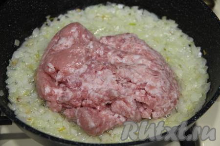 К обжаренному луку добавить фарш.
