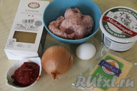 Подготовить продукты для приготовления лазаньи с фаршем и рикоттой. Фарш можно взять любой (например, из свинины, говядины, курицы или из нескольких видов мяса). Я предпочитаю фарш готовить в домашних условиях, пропуская кусочки мяса через мясорубку, но можно взять и покупной фарш.