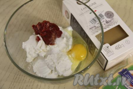 Для получения соуса соединить в миске рикотту, яйцо, томатную пасту, слегка посолить.