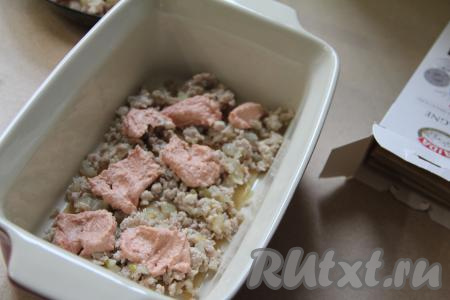 Поверх фарша разложить несколько столовых ложек получившегося соуса из рикотты.&nbsp;