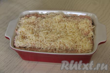 Таким образом, чередуя листы лазаньи, соус, фарш и сыр, собрать лазанью. Верх лазаньи смазать соусом и присыпать сыром.