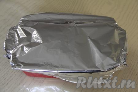 Накрыть форму фольгой и поставить в разогретую до 180 градусов духовку. Запекать лазанью с рикоттой и фаршем 40-45 минут.&nbsp;