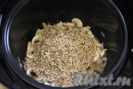 Обжарить грибы с луком минут 5, не забывая иногда перемешивать. С предварительно замоченной перловки слить воду, промыть перловку под проточной водой, слить лишнюю воду. Добавить подготовленную перловку к грибам, обжаренным с луком.&nbsp;