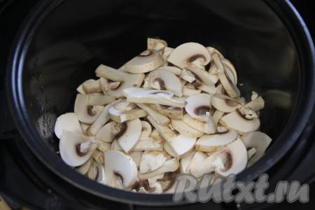 Шампиньоны нарезать на пластинки (если будете готовить с отваренными лесными грибами, тогда крупные грибочки нужно будет нарезать на части), добавить в чашу мультиварки с обжаренным луком.&nbsp;