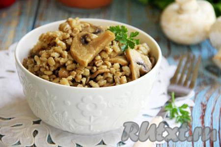 Рассыпчатую перловку вместе с аппетитными, ароматными грибами разложить из чаши мультиварки по тарелкам и подать к столу.&nbsp;
