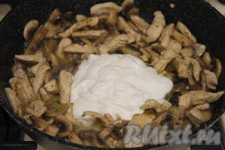 Выложить в сковороду сметану, перемешать, влить 50 миллилитров воды комнатной температуры.&nbsp;