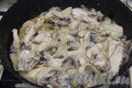 Готовое блюдо убрать с огня. Перед подачей ещё раз перемешать.