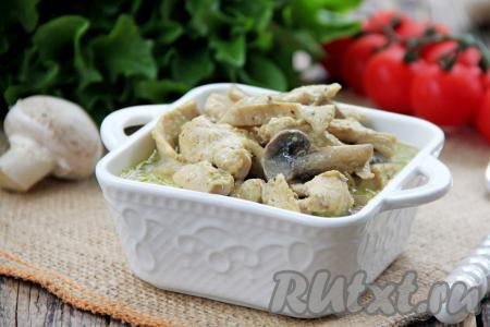 Нежный, вкусный, насыщенный бефстроганов, приготовленный из курицы с грибами и сметаной, разложить по тарелкам, дополнить гарниром и сразу подать к столу.