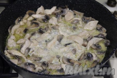 Перемешать бефстроганов из мяса курицы и грибов, довести соус из сметаны до кипения, накрыть сковороду крышкой, уменьшить огонь до минимума. Томить блюдо 5-7 минут. В процессе тушения, если необходимо, подсолить соус.