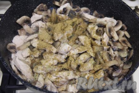 Обжарить куриное филе с грибами в течение 15 минут, не забывая периодически перемешивать. В конце жарки посолить по вкусу, приправить любимыми специями (я решила приправить карри), перемешать.&nbsp;