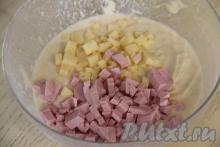 Сыр и колбасу нарезать на мелкие кубики, добавить в тесто для вафель.