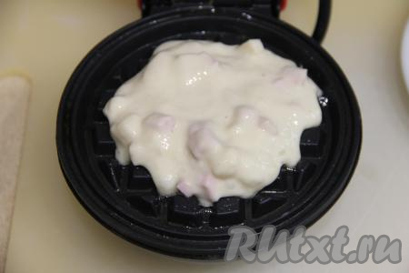 Вафельницу хорошо разогреть. Перед выпечкой первой вафли смазать створки вафельницы растительным маслом. Выложить 1,5 столовых ложки теста.