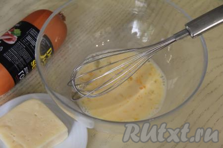 Перемешать массу венчиком до однородности.