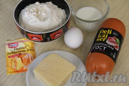 Подготовить продукты для приготовления венских вафель с колбасой и сыром. Молоко можно взять любой жирности, сыр лучше брать твёрдых сортов. Для этих вафель лучше всего подойдёт варёная колбаса.