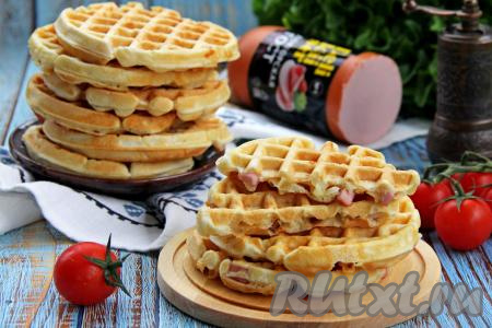Эти вкусные, аппетитные, нежные венские вафли к столу можно подавать и тёплыми, и остывшими. Эта несложная несладкая выпечка с колбасой и сыром станет и приятным дополнением к чаю, и сытным перекусом в течение дня.