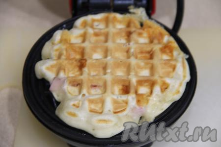 Закрыть створки вафельницы, выпекать венскую вафлю с колбасой и сыром до золотистого цвета. Продолжительность выпечки напрямую зависит от мощности электрической вафельницы.