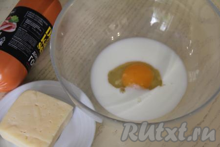 Соединить в миске молоко, соль и сырое яйцо.