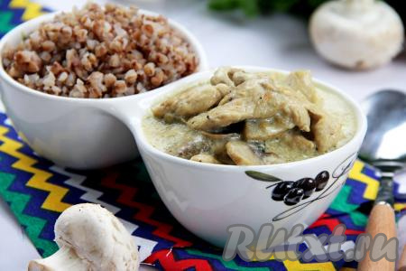 Я подала бефстроганов вместе с гарниром из гречки. Очень вкусно и сочно!