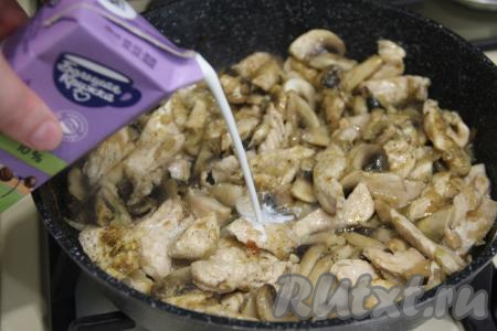 Затем влить в сковороду сливки.