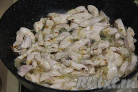 Обжарить курицу с луком в течение 10 минут, периодически переворачивая кусочки мяса.&nbsp;