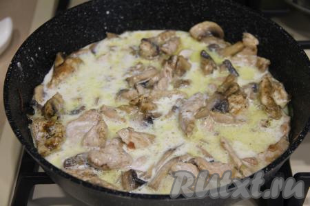 Перемешать, накрыть сковороду крышкой, дать сливкам закипеть, уменьшить огонь до минимума. Попробовать соус на вкус, если нужно, досолить. Томить бефстроганов из курицы с грибами 10 минут, убрать с огня.&nbsp;