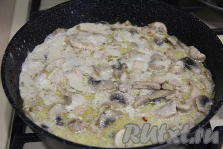 Бефстроганов из курицы с грибами в сливках готов, можно сразу же подавать его к столу.