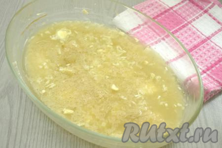 Заливаем рис тёплой водой, солим, можно поперчить по вкусу. Воду и рис я отмеряю одним стаканом объёмом 200 миллилитров. Я готовлю 1 стакан риса, поэтому добавляю 2 стакана воды.