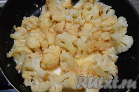 Готовую цветную капусту залить взбитыми яйцами, хорошо перемешать.