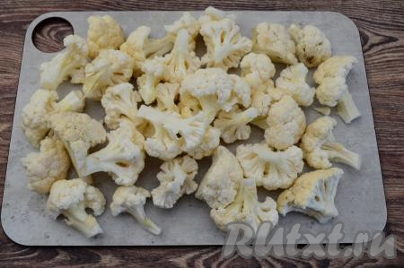 При помощи ножа разобрать капусту на небольшие соцветия.
