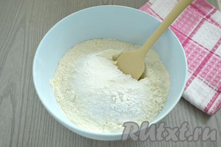 Сливочное масло заранее достаём из холодильника, чтобы оно стало мягким. В глубокую миску просеиваем 200 грамм муки, добавляем сахар, соль, разрыхлитель, перемешиваем силиконовой лопаткой (или столовой ложкой), делая в центре мучной смеси углубление. В этот раз я собиралась печь пирог со сладкой начинкой, поэтому в тесто добавила 2 столовых ложки сахара. Если вы планируете печь пирог с несладкой начинкой, тогда достаточно будет добавить 0,5 столовой ложки сахара (или по вкусу).
