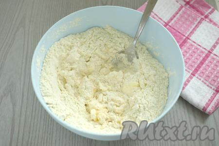 Получившуюся смесь хорошо перемешиваем столовой ложкой.